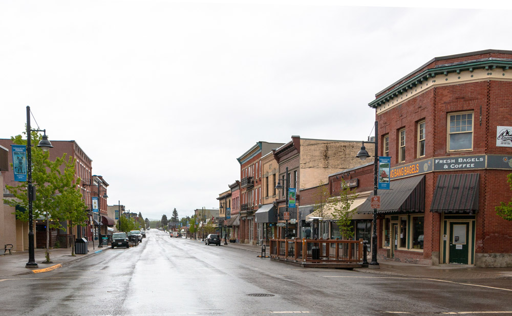 Pedestrians on Victoria Ave