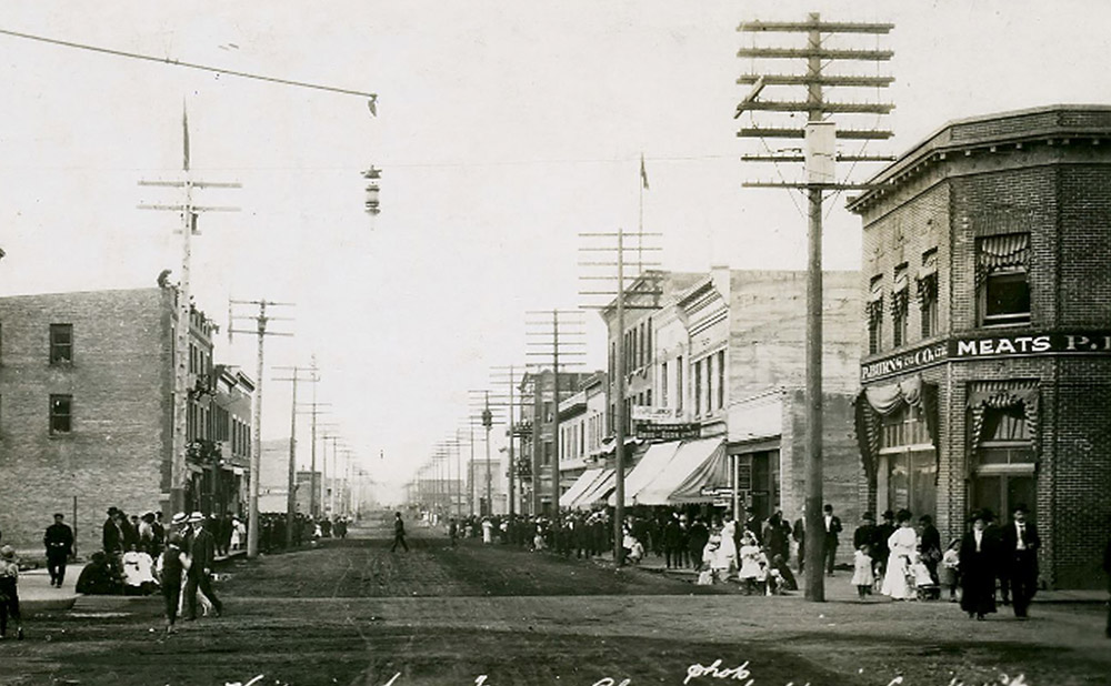 Pedestrians on Victoria Ave