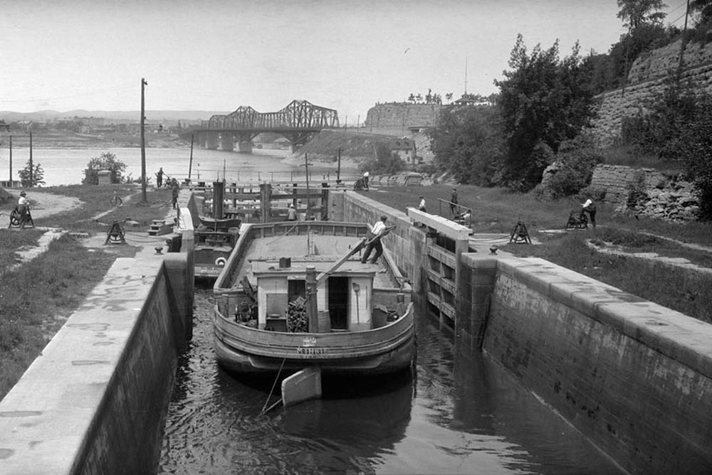 Canal Boat on  the Rideau Canal