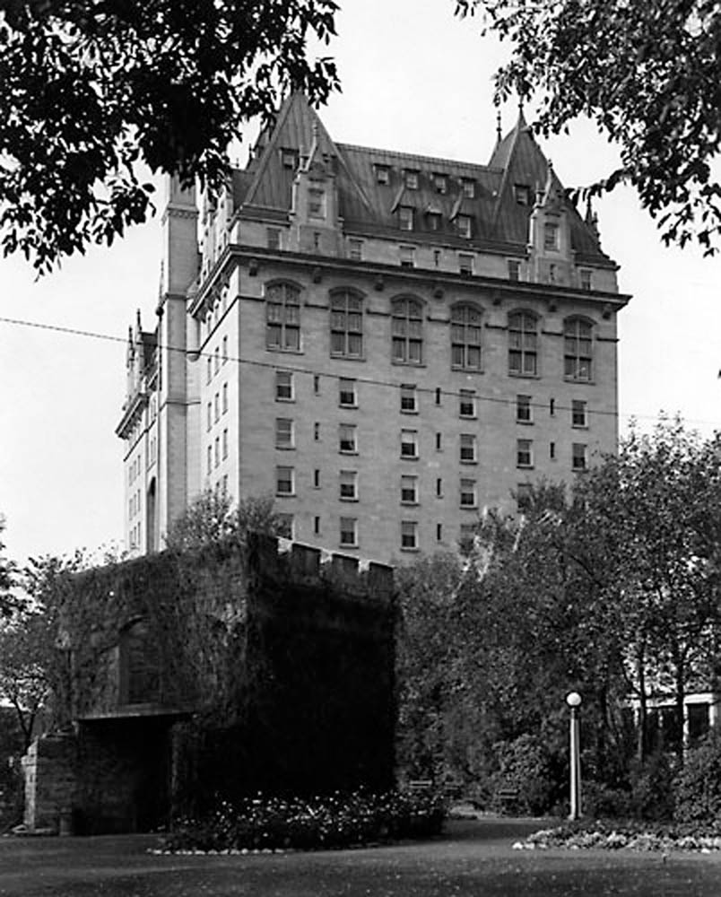 Fort Garry Gate & Hotel