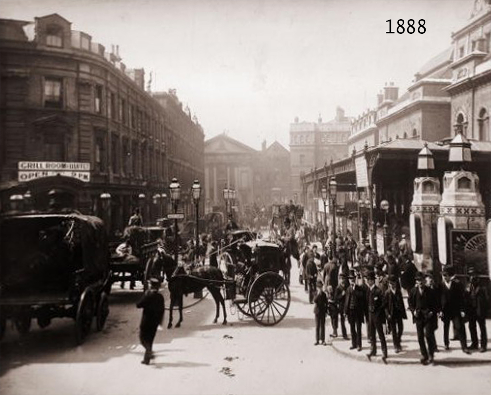 Crowds by Liverpool Station